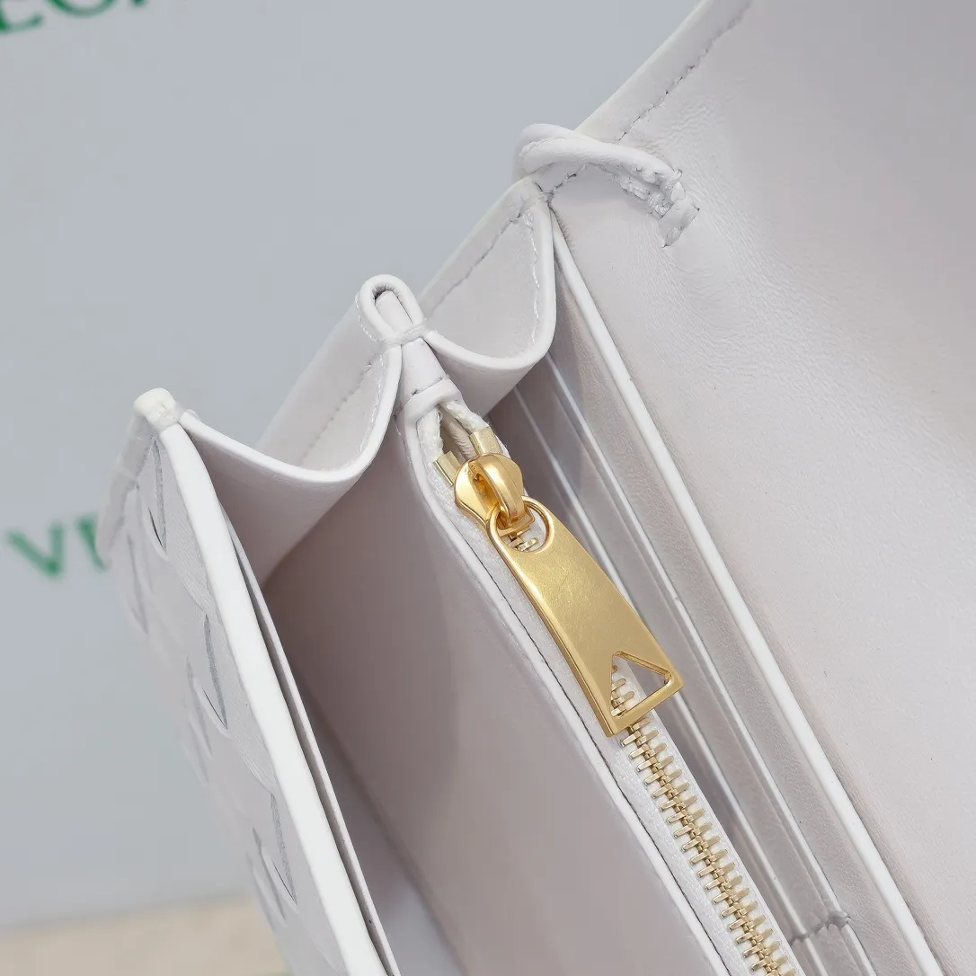 Batch 1160 BV Andiamo clutch wallet is super high-end🤎🤎How come the long clutch bag is so exquisite~ The braided style bag surface paired with all-copper hardware is really warm and high-end. The bag body is super light and can be grabbed easily! It can store a lot of small items and large mobile phones ~ very practical for daily use. Style number: 1504 Size: 19*11.5*3